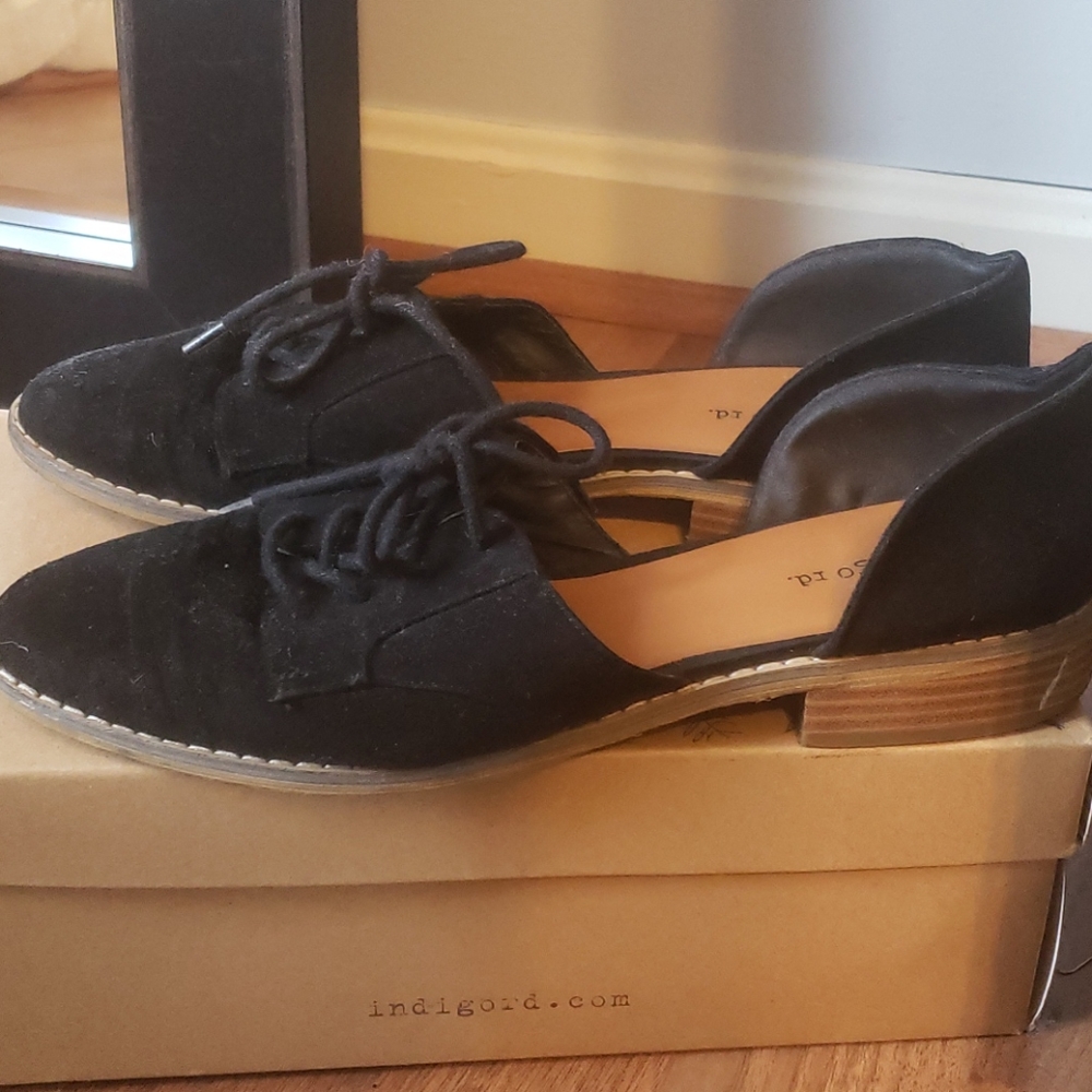 Black Oxford with cutout sides